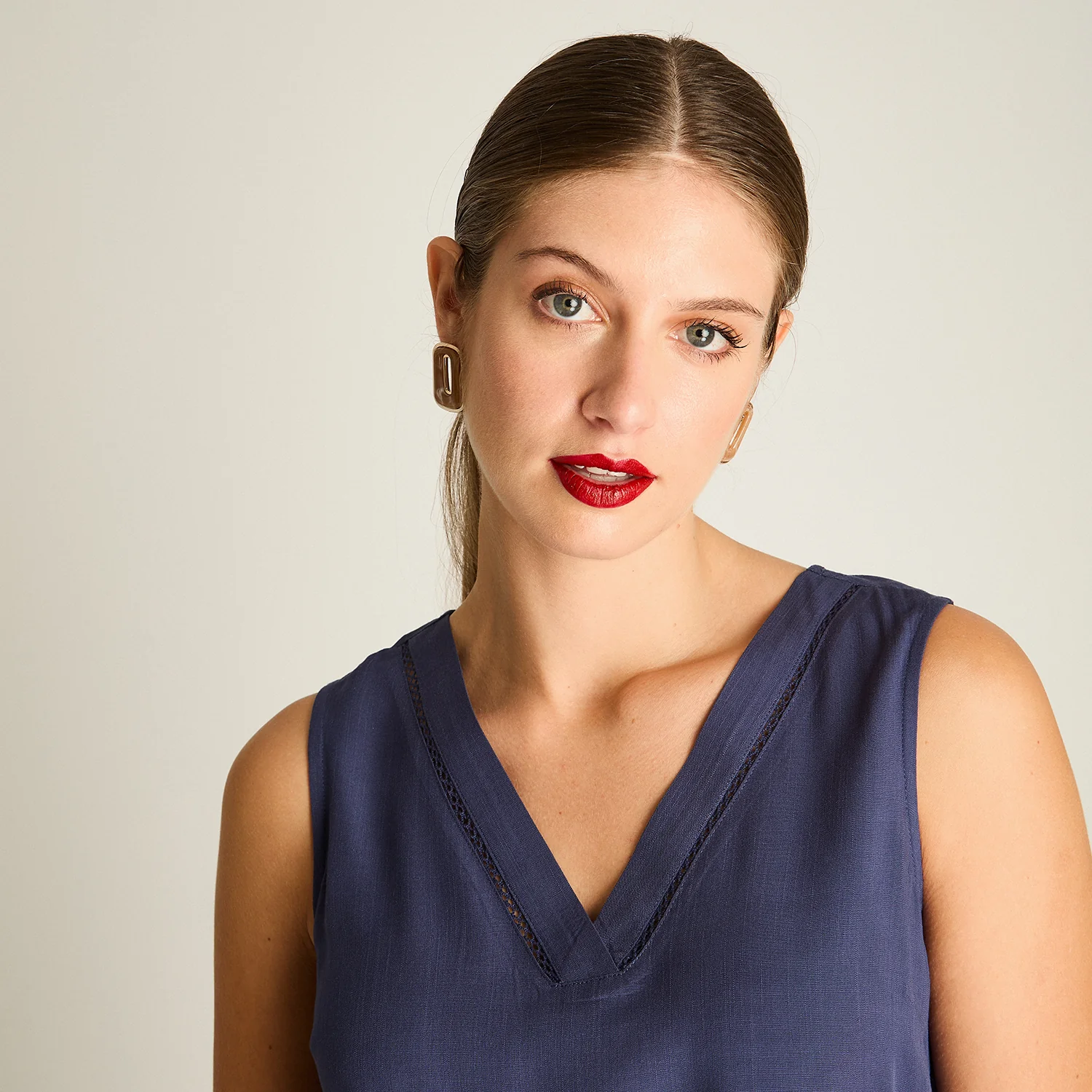 Blusa Azul Sin Mangas Con Escote en V - Image 3