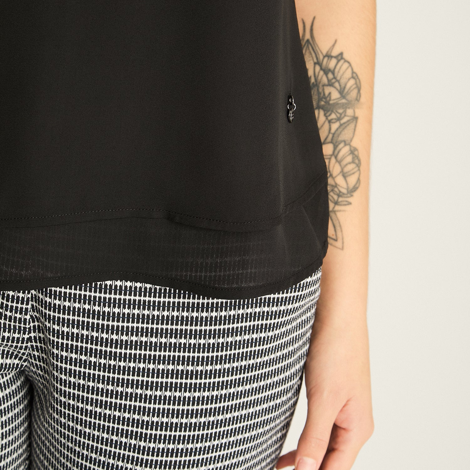 Peto Negro con Escote V y Volante - Image 3