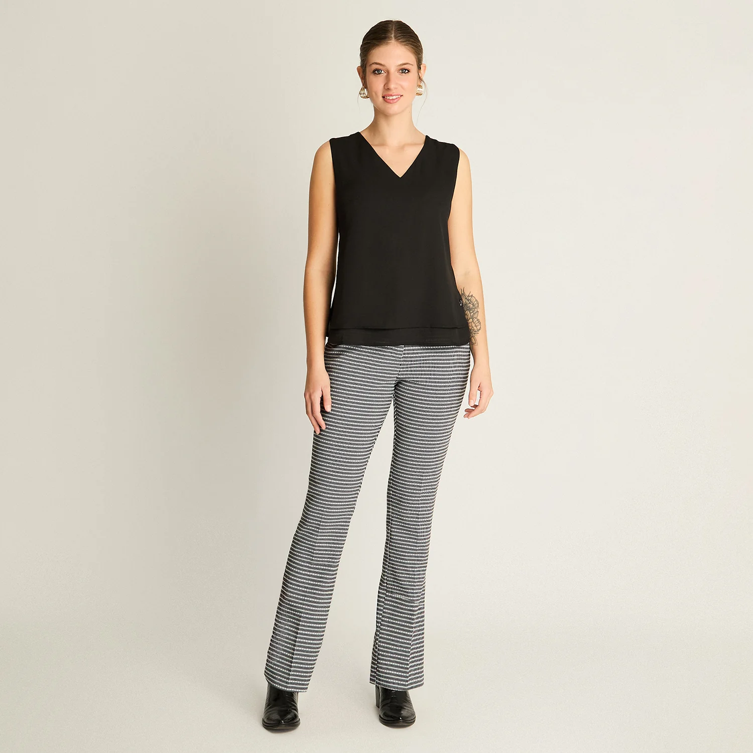 Peto Negro con Escote V y Volante - Image 4