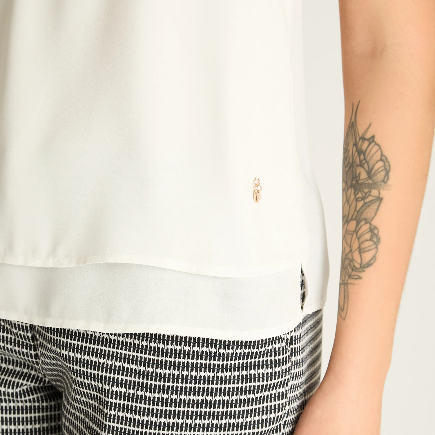 Blusa Crudo Escote V con Doble Capa - Image 3