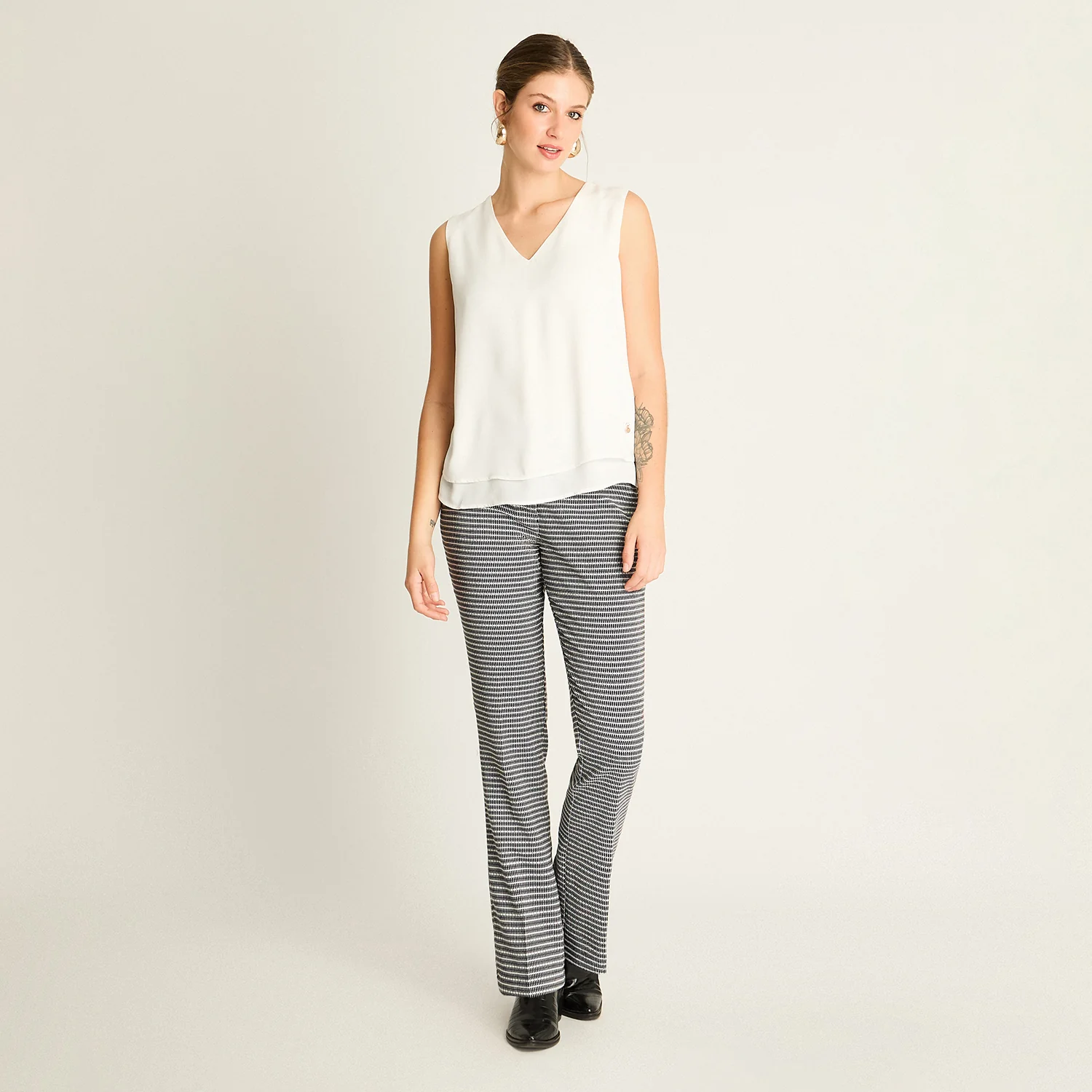 Blusa Crudo Escote V con Doble Capa - Image 4