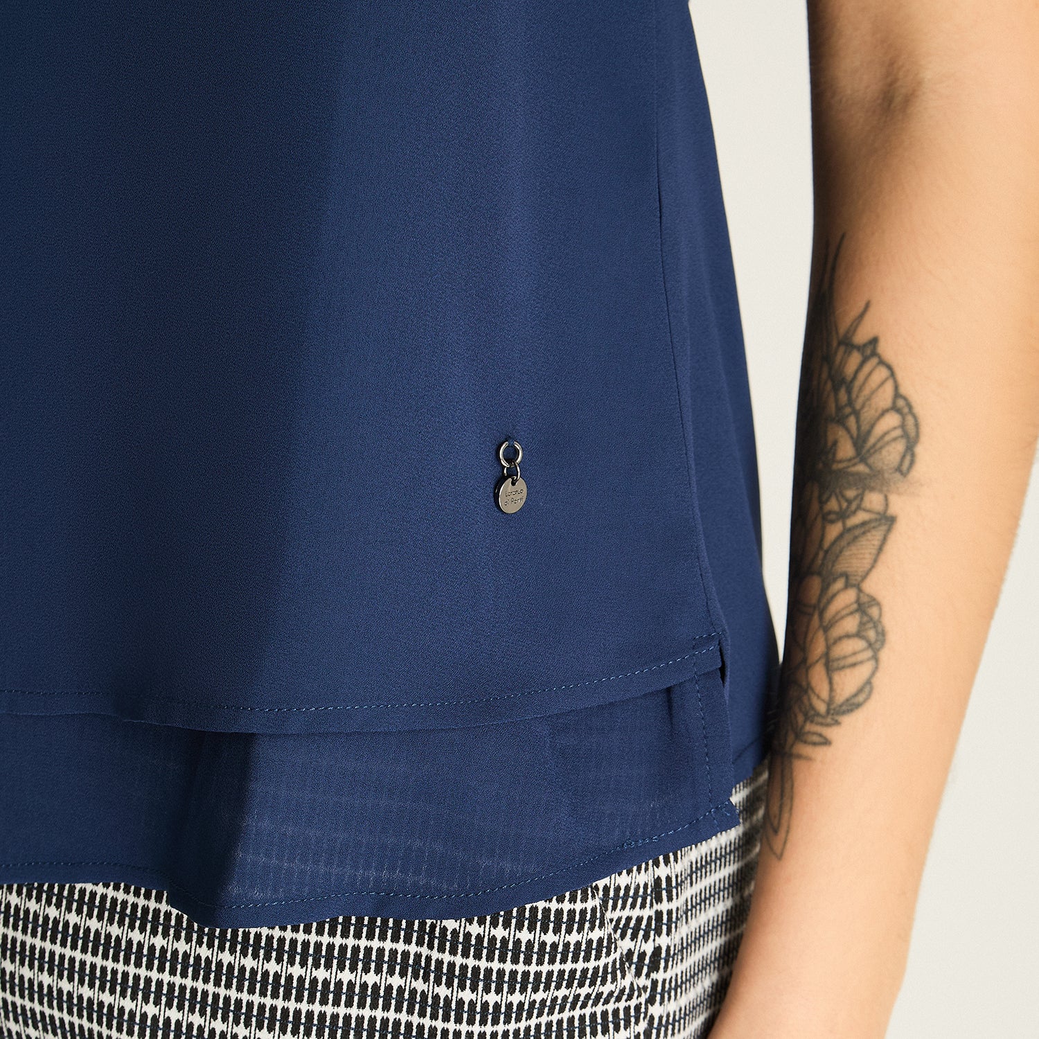 Blusa Azul Escote V con Doble Capa - Image 3