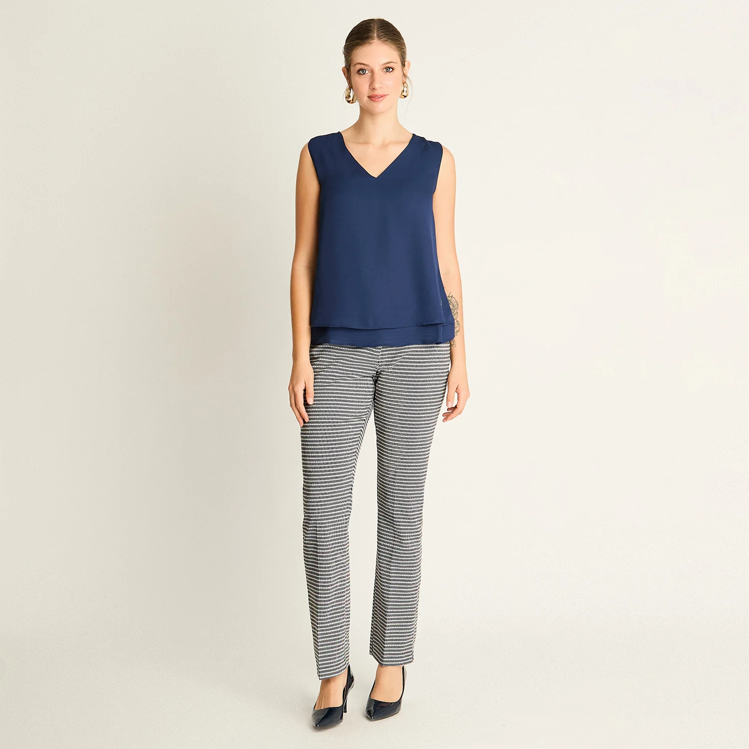 Blusa Azul Escote V con Doble Capa - Image 4