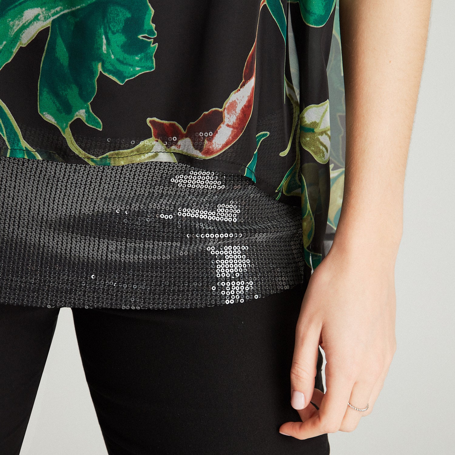 Túnica Negro Manga Corta Lentejuelas - Image 3