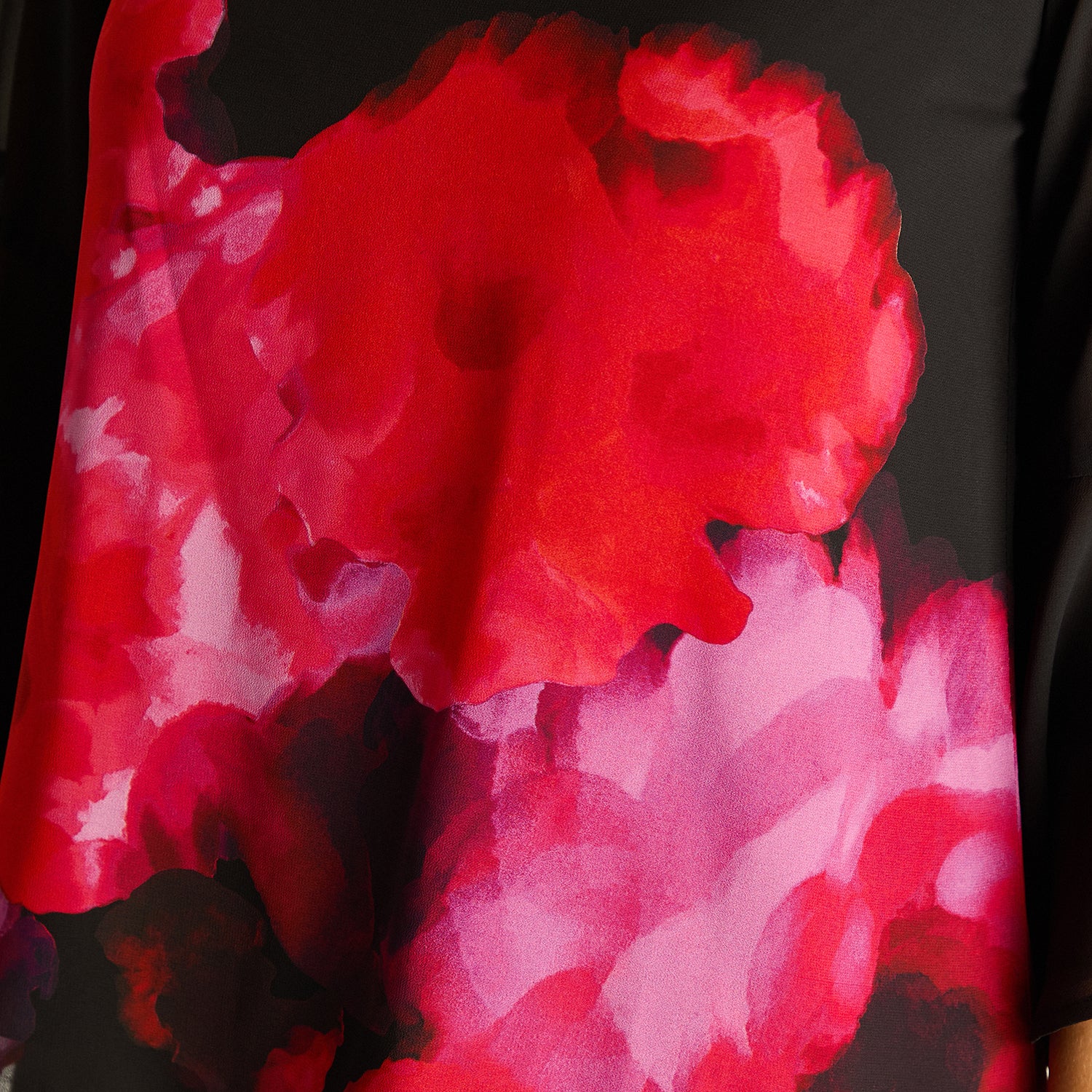 Túnica Floral en Contraste Negro - Image 3