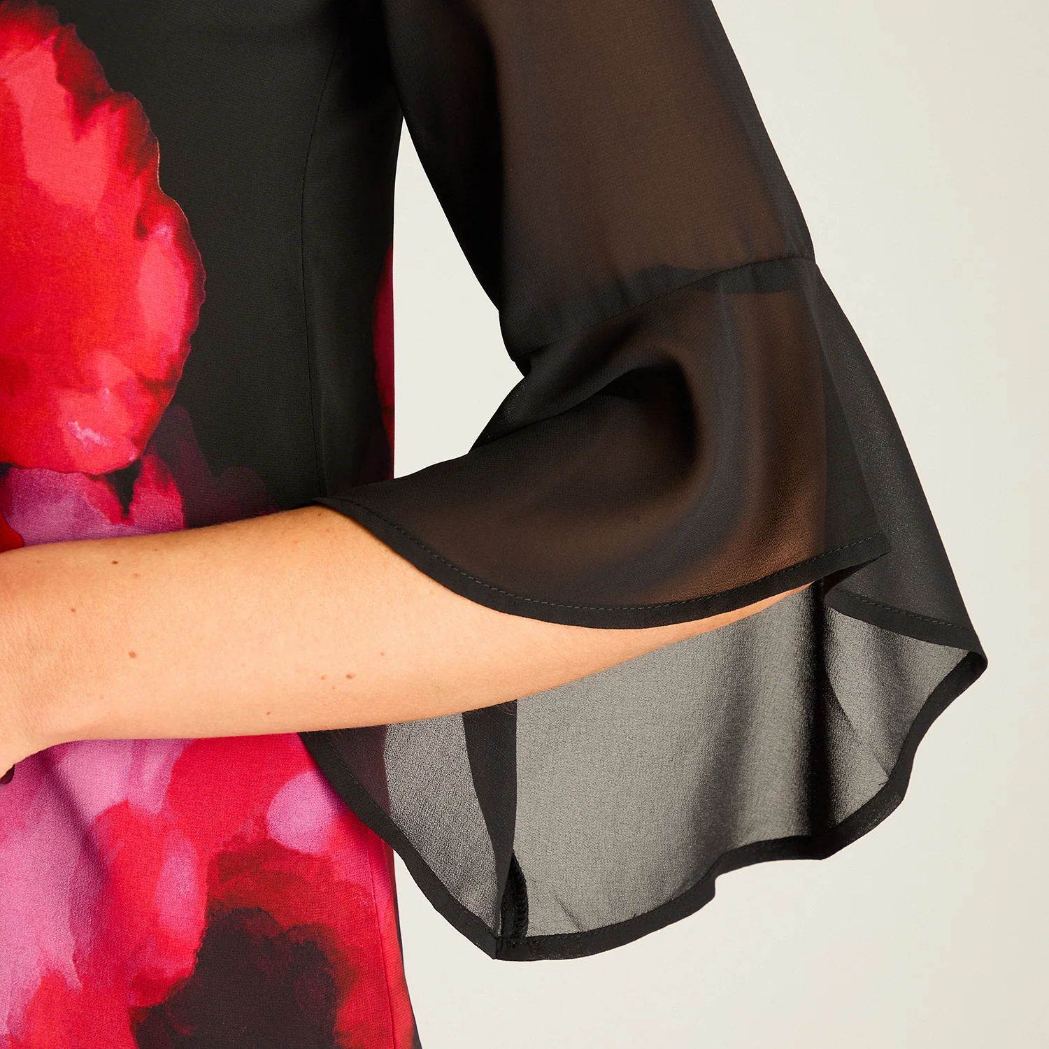 Túnica Floral en Contraste Negro - Image 5
