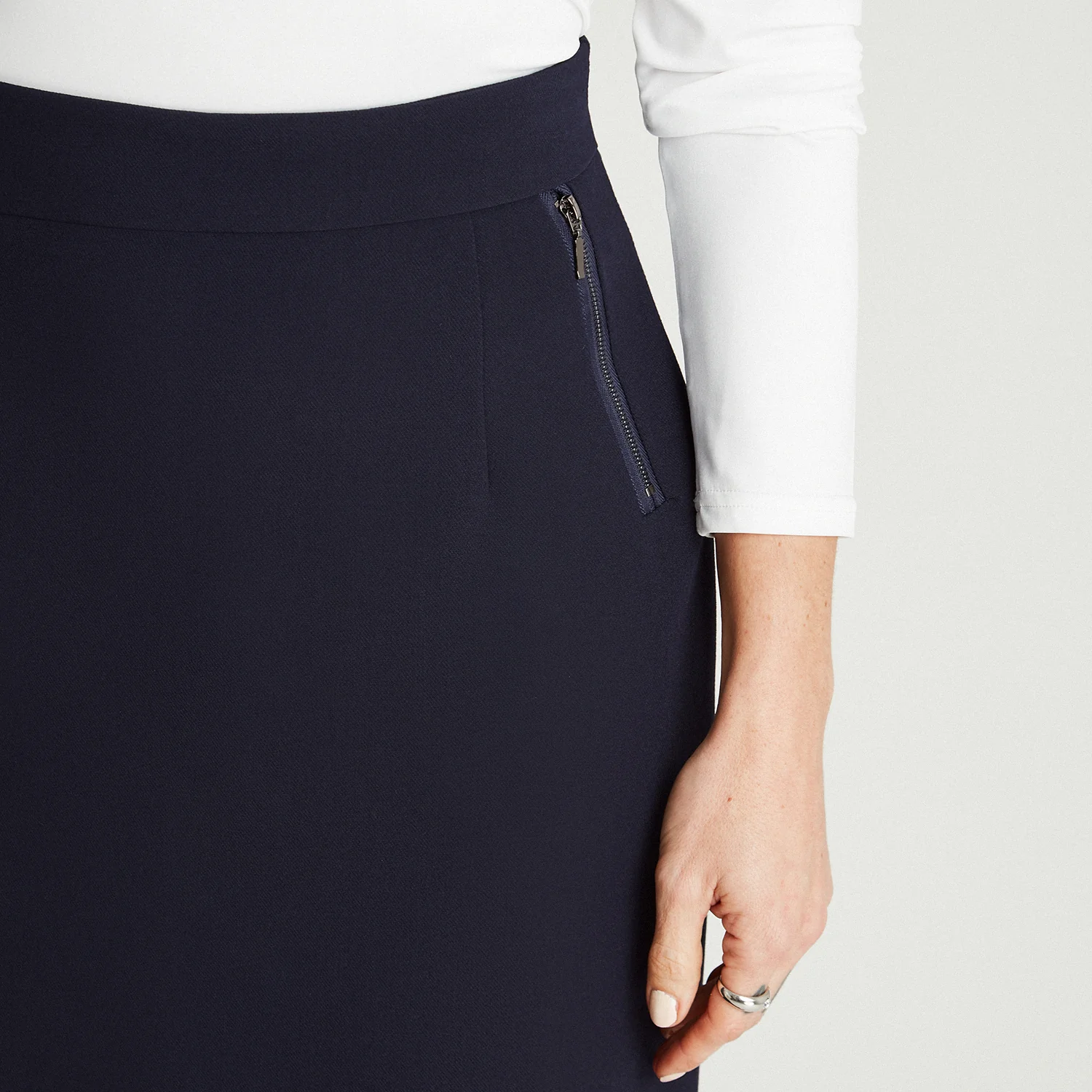 Falda Recta Azul Con Detalle De Cierre En Bolsillos - Image 3