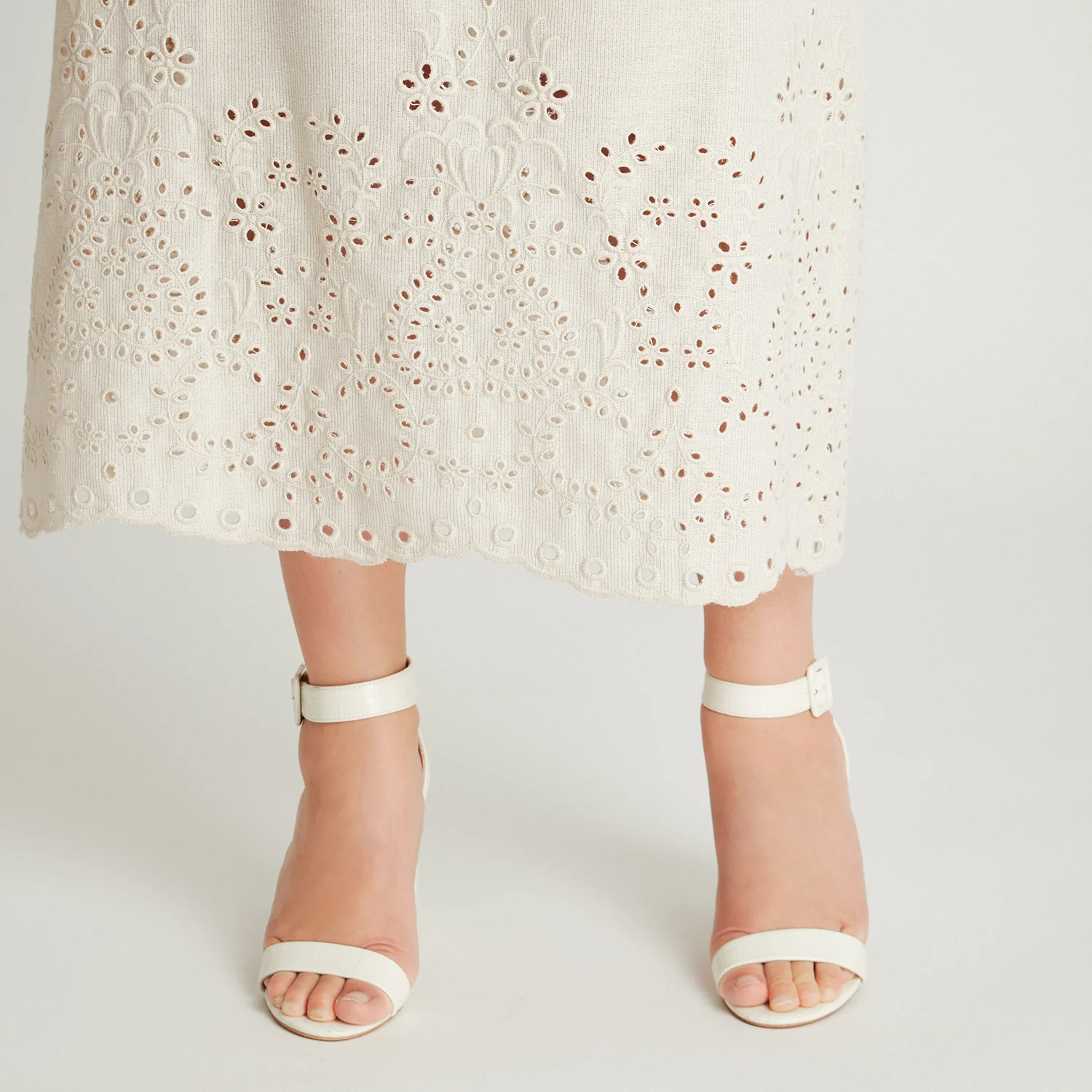 Falda Beige Larga Detalle Broderie y Cinturón - Image 3