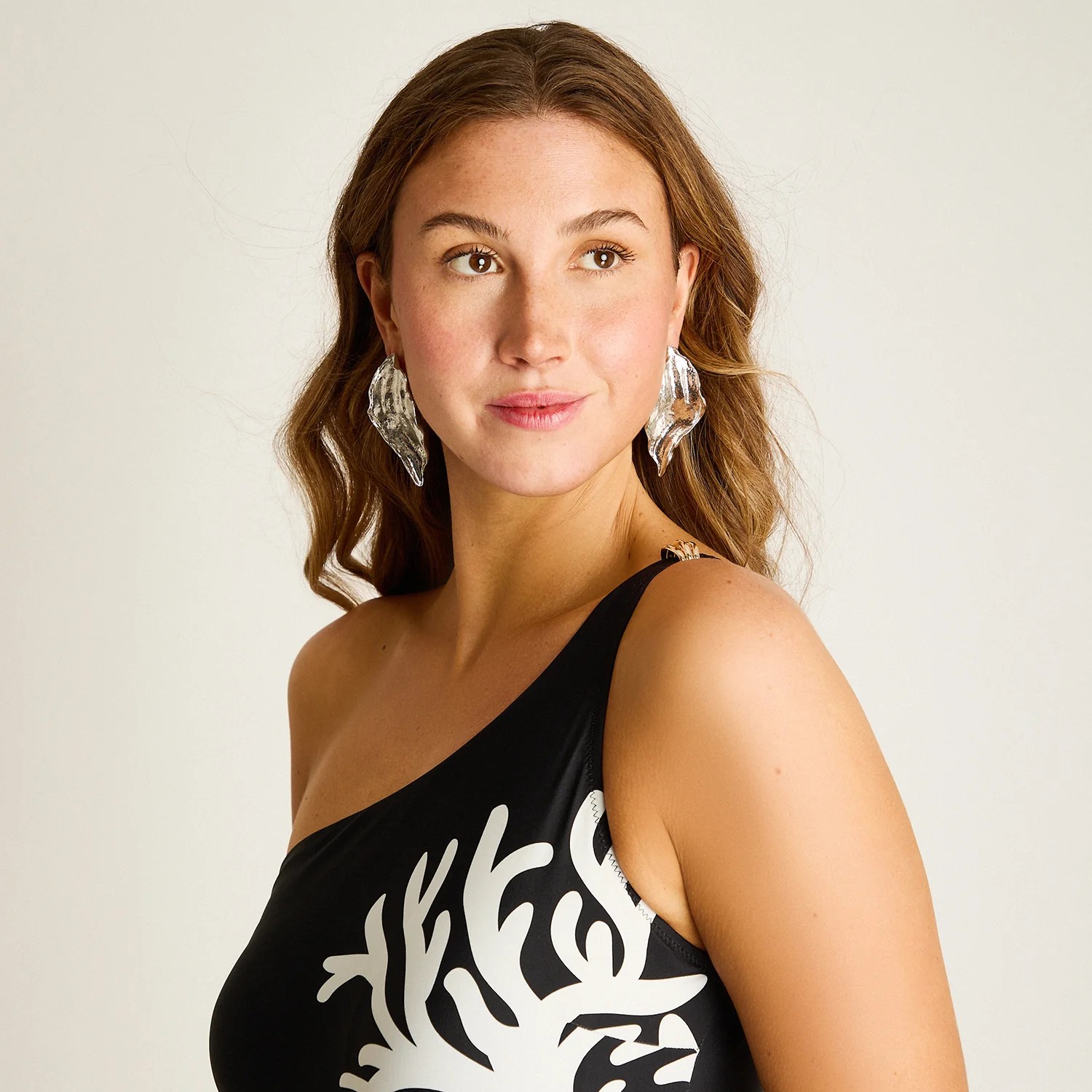 Traje de Baño Entero Negro Asimétrico - Image 3