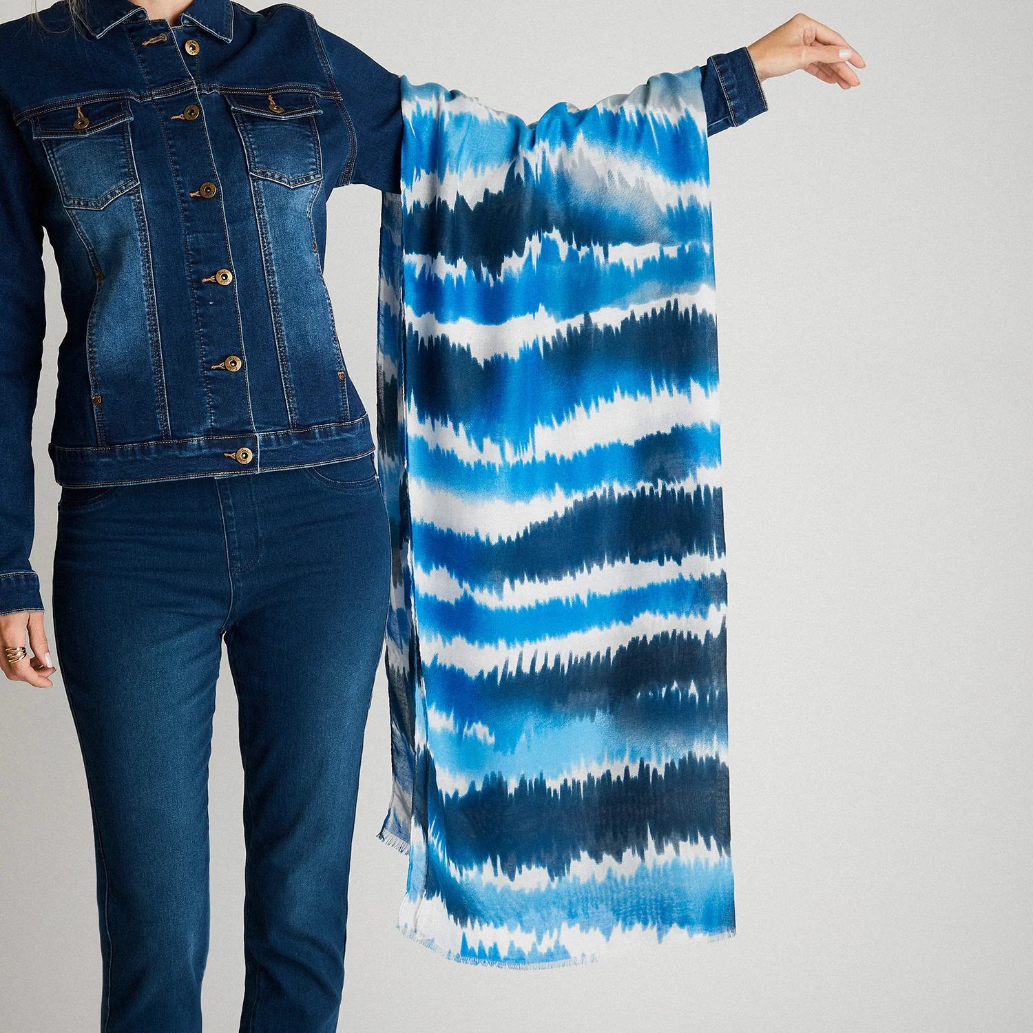 Pañuelo Estampado Azul Tie Dye - Image 3