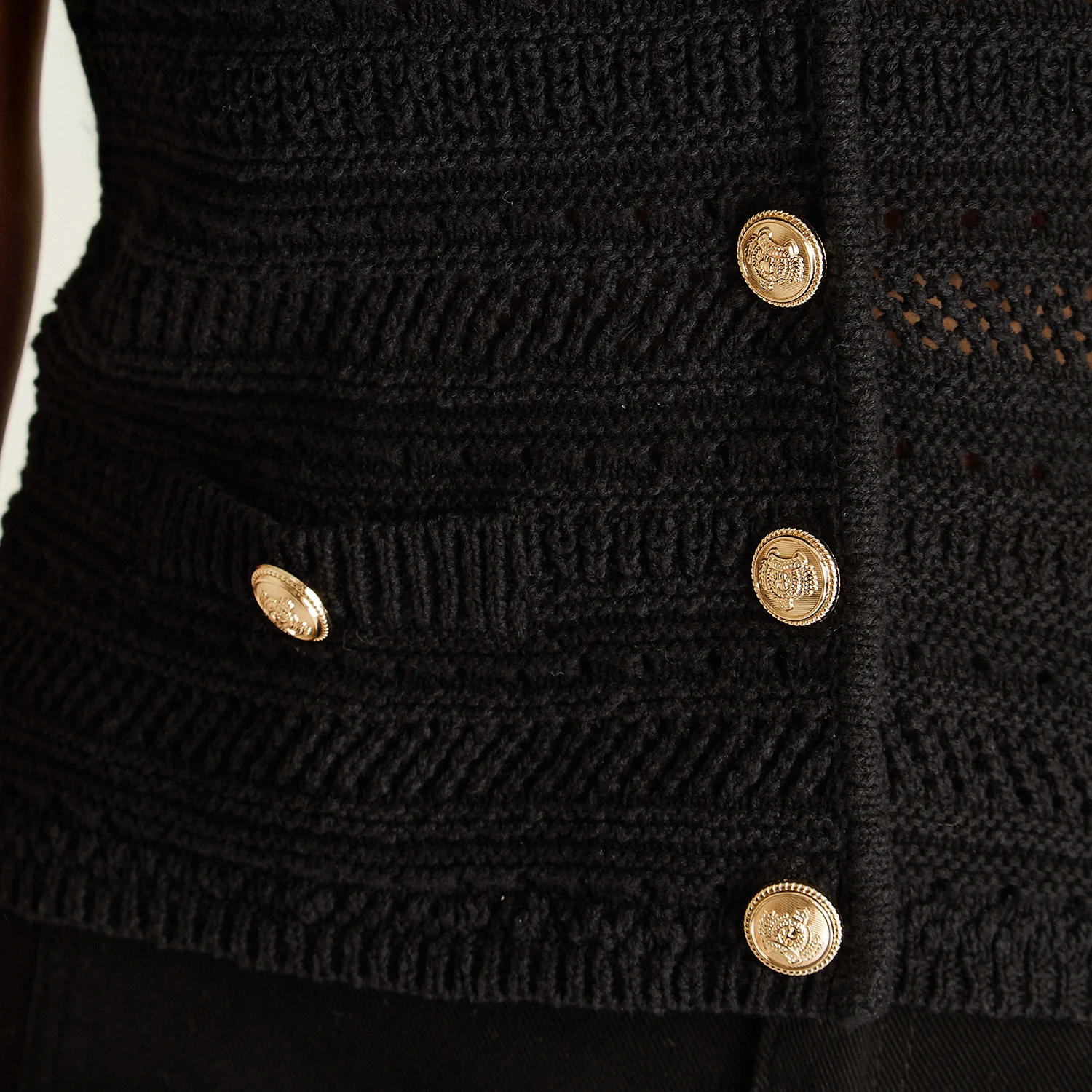 Cardigan Negro Sin Mangas Tejido con Botones - Image 3