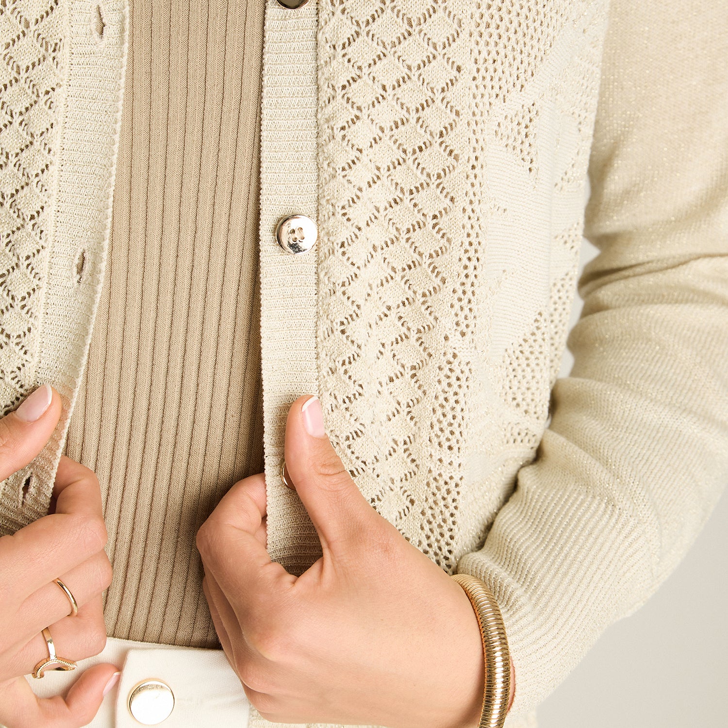 Cardigan Arena con Lurex y Botones Dorados - Image 4