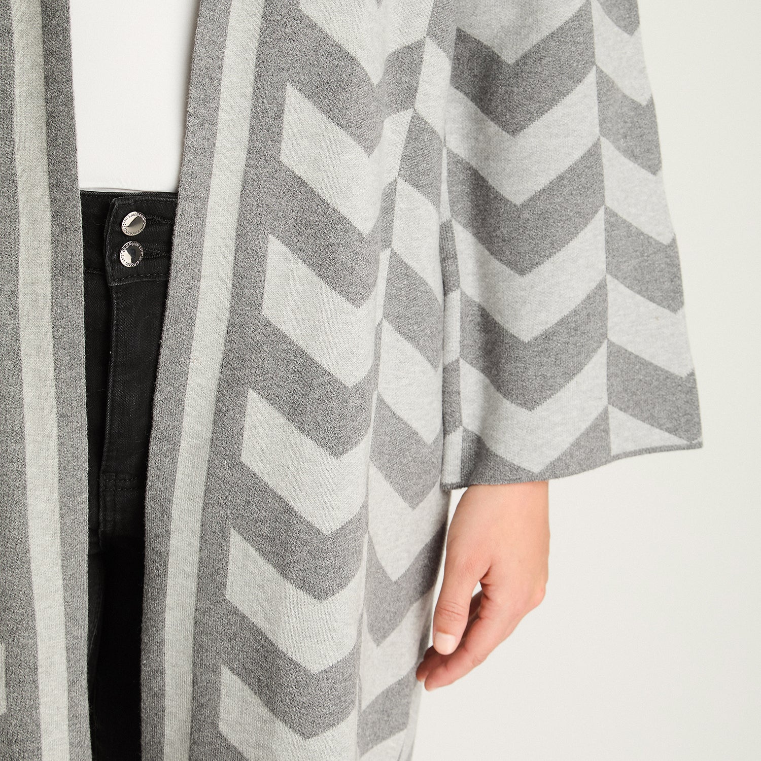 Tapado Jacquard Gris de Rayas en V con Calce Cómodo - Image 3