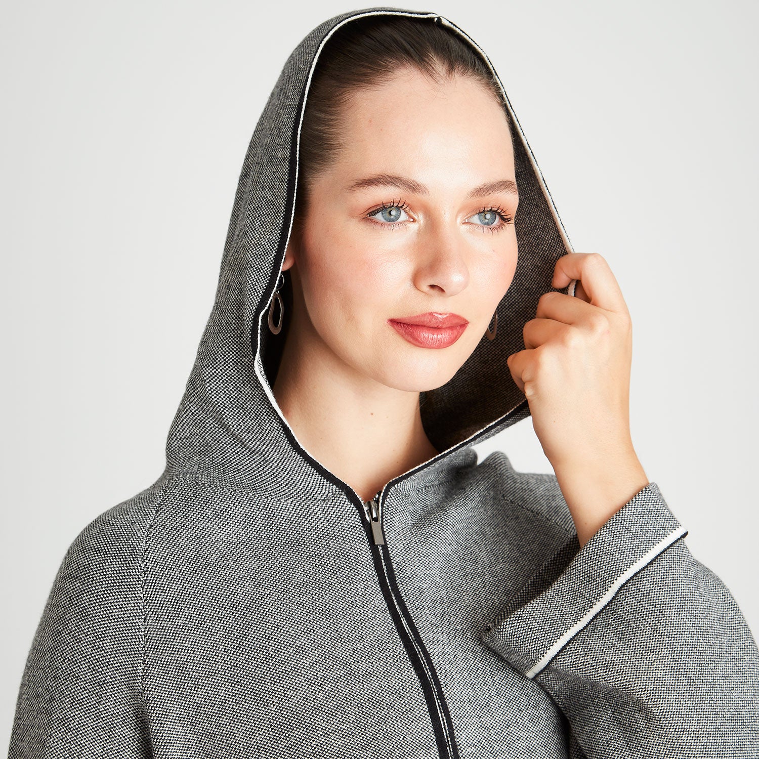 Poncho Manga Larga Con Gorro Gris - Image 3