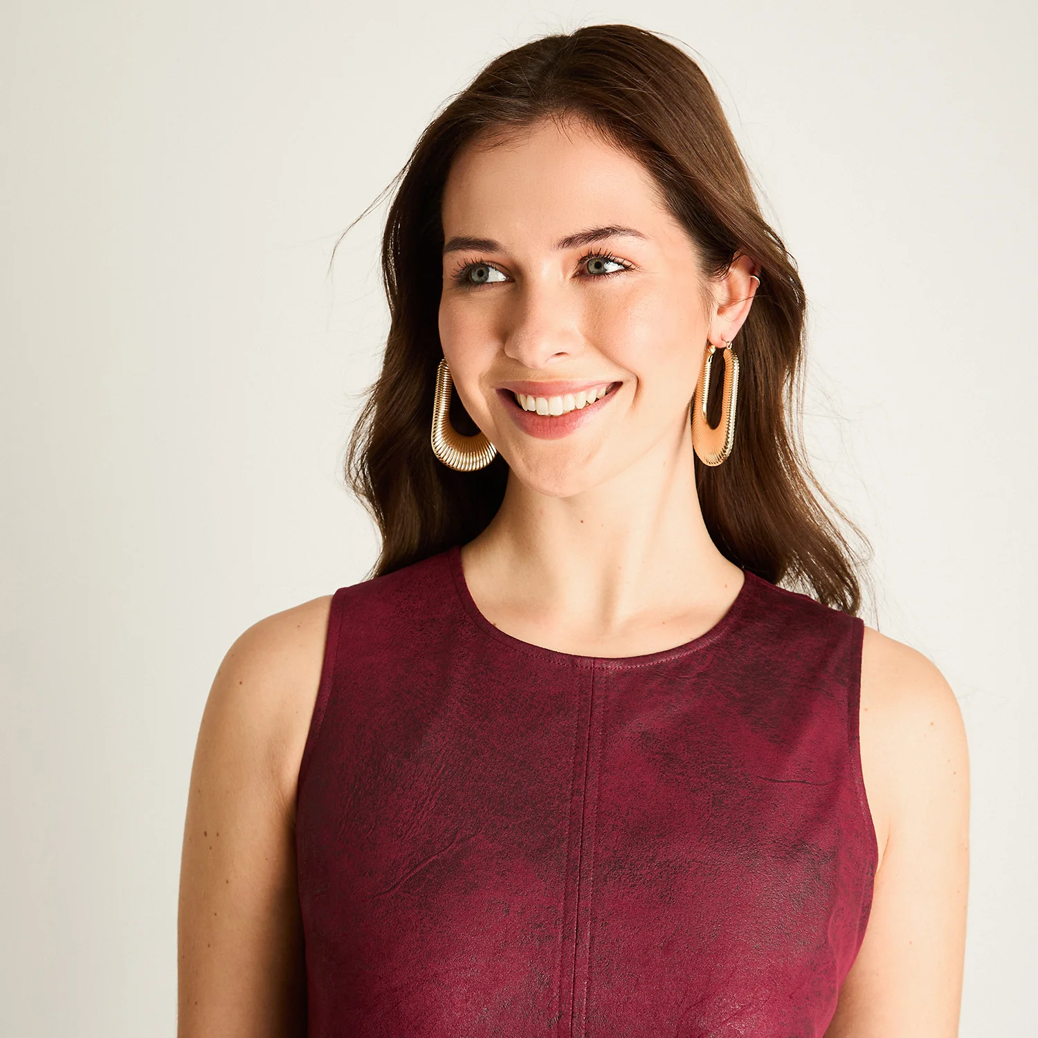 Vestido Corto Burdeo Sin Mangas - Image 3