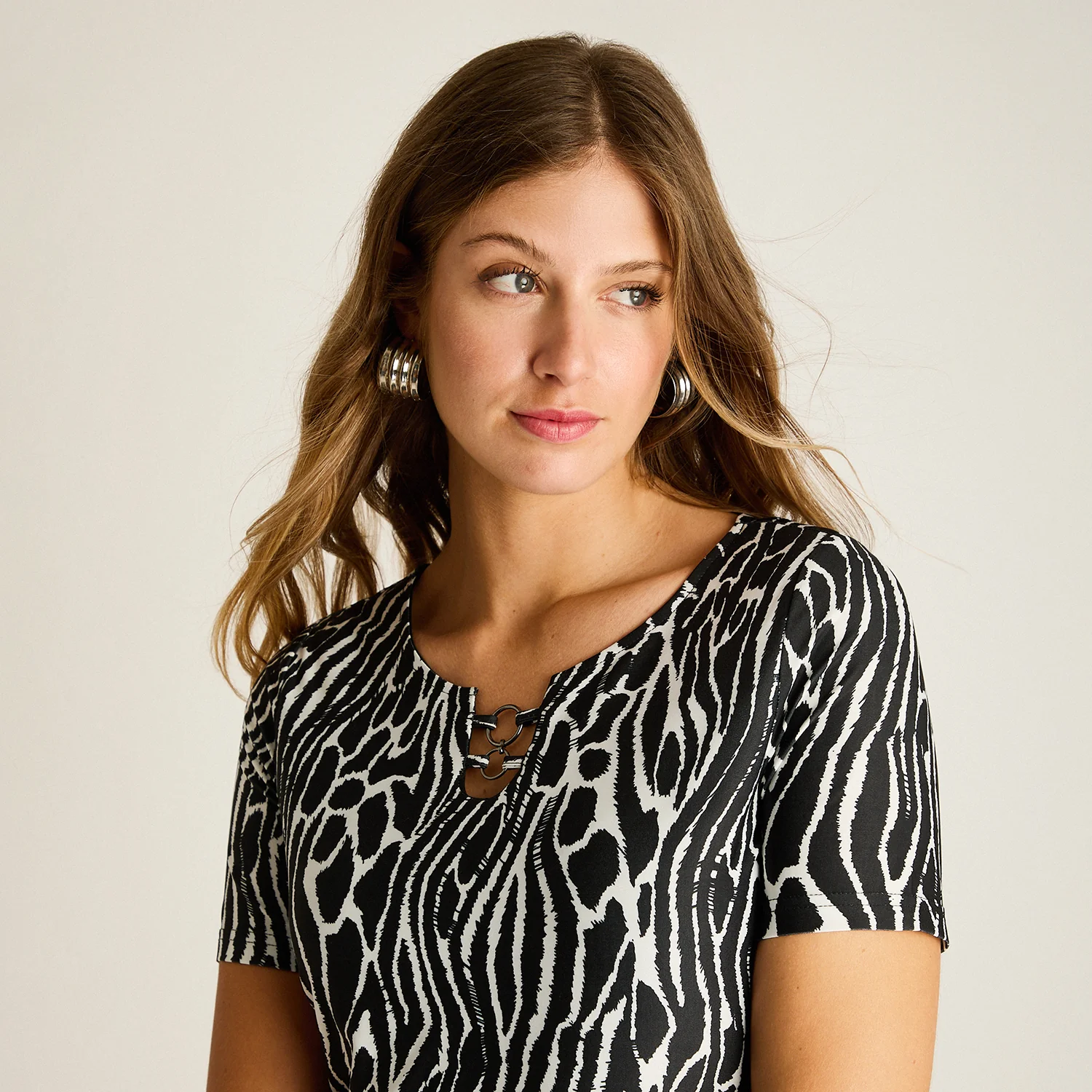 Vestido Corto Negro Estampado - Image 3