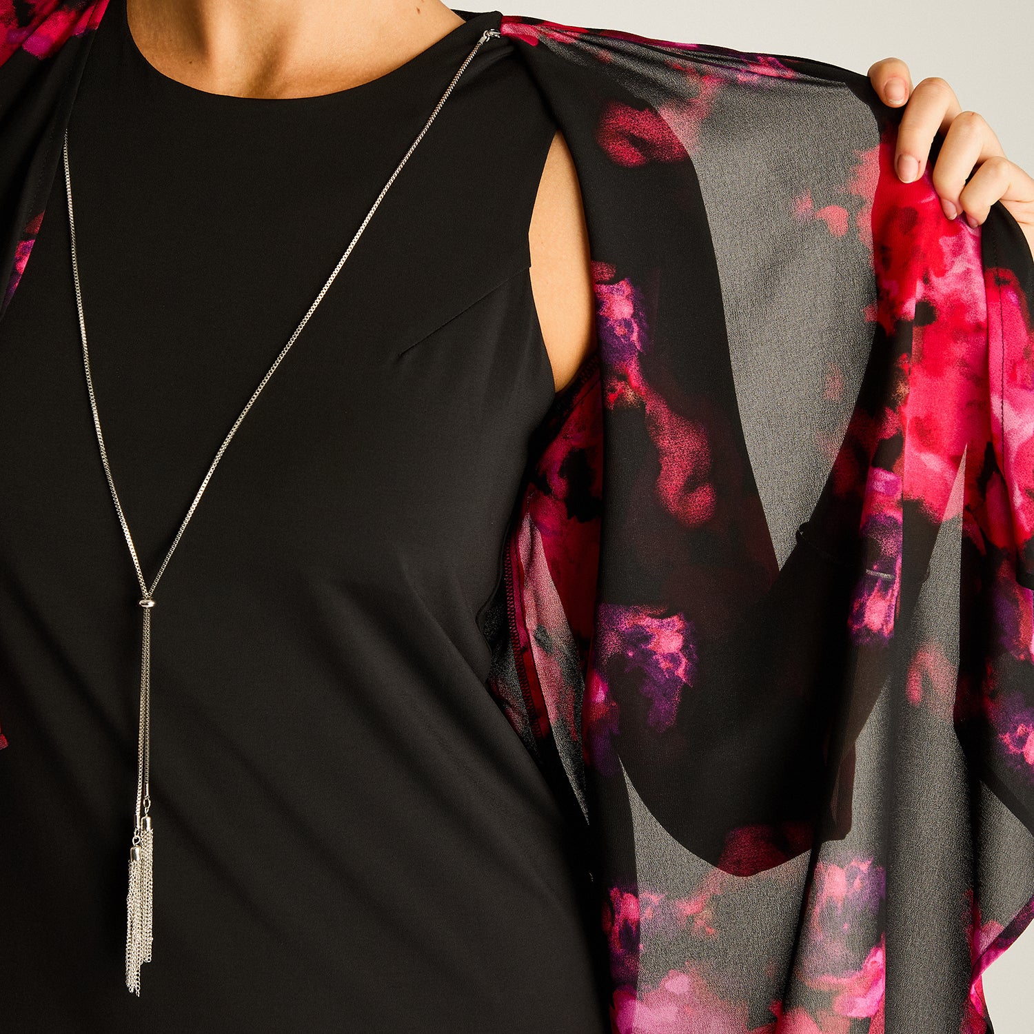 Vestido Corto Negro con Capa Estampada Fiesta Floral - Image 3