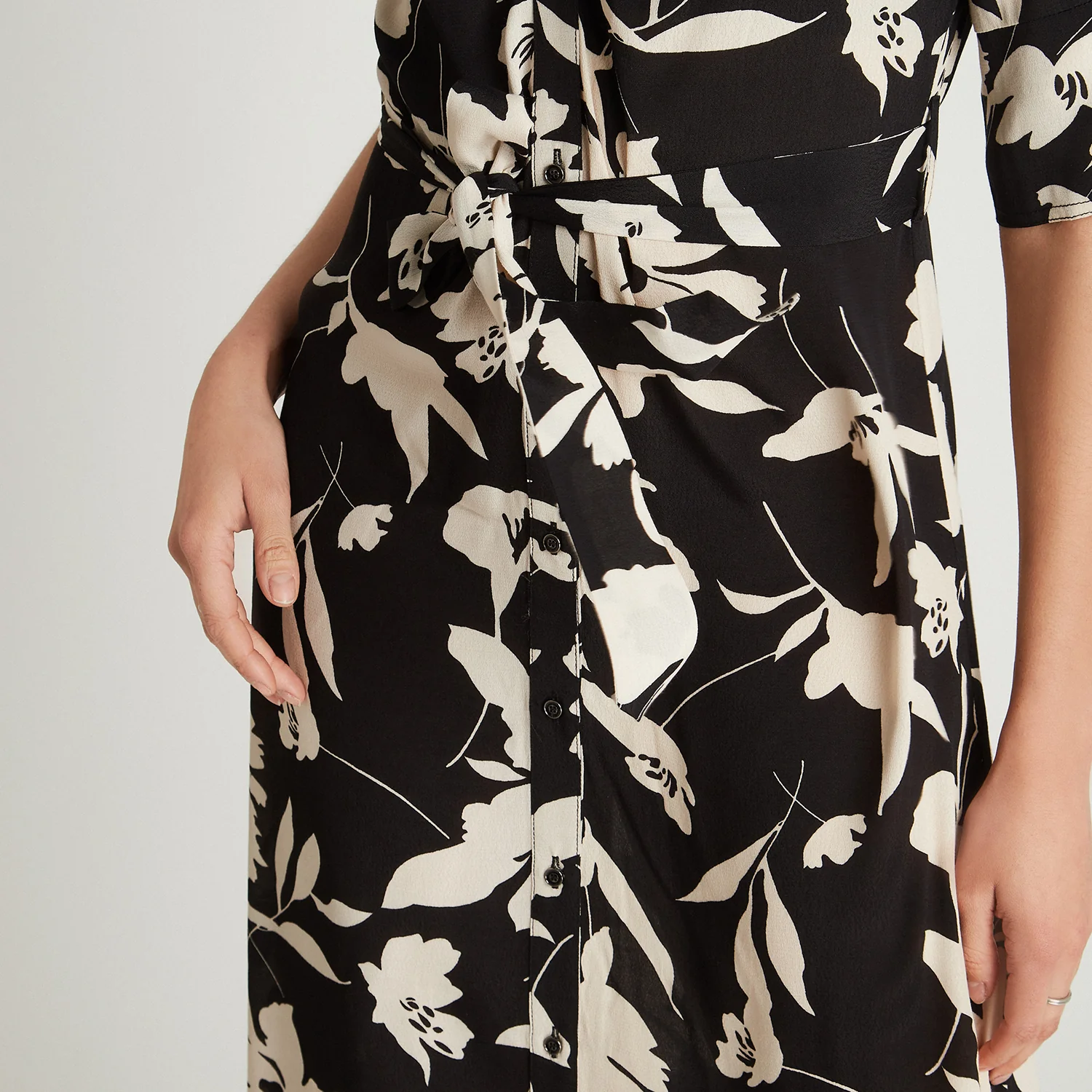 Vestido Midi Negro Manga Codo Estampado Cuello Camisero - Image 3