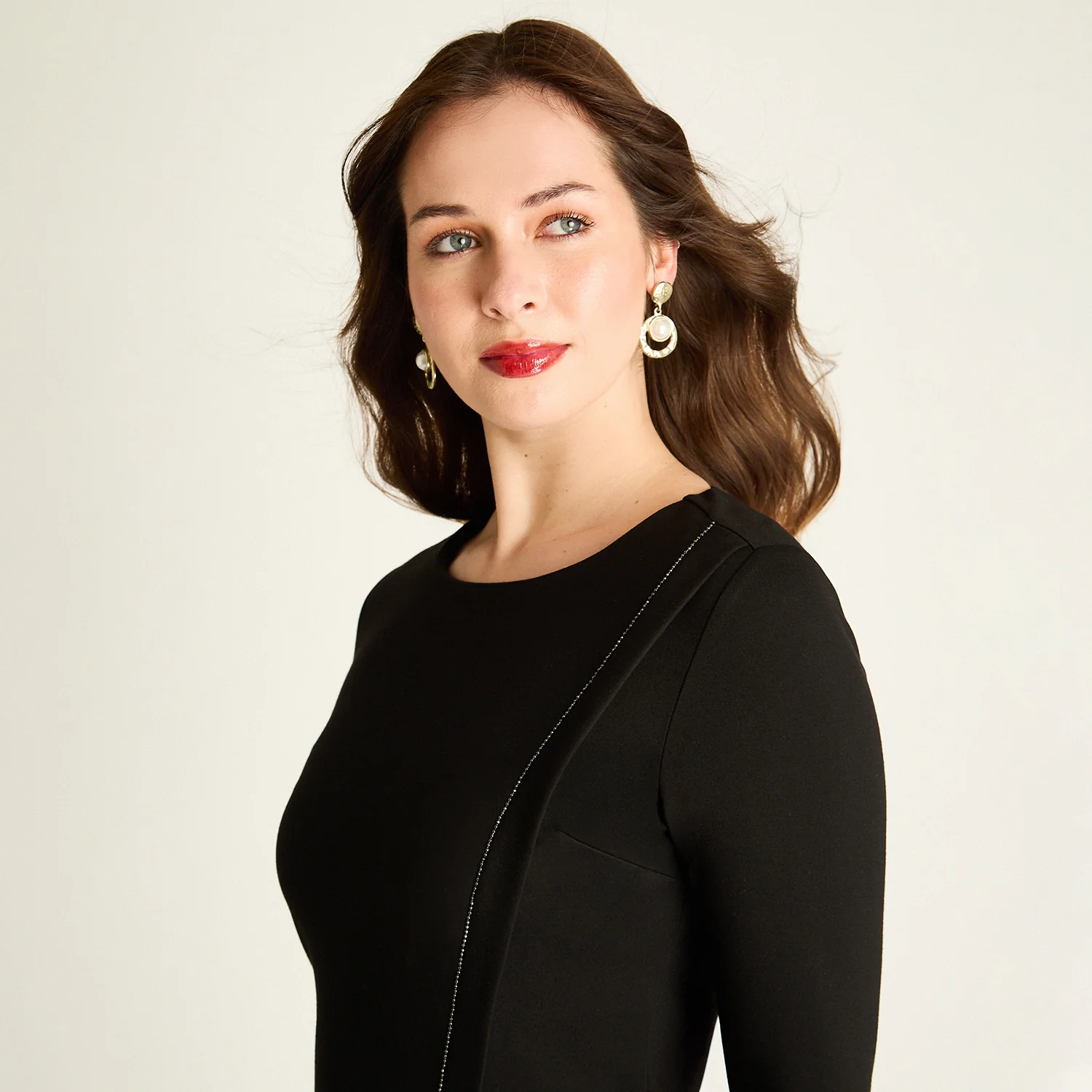 Vestido Negro con Corte Asimétrico - Image 3