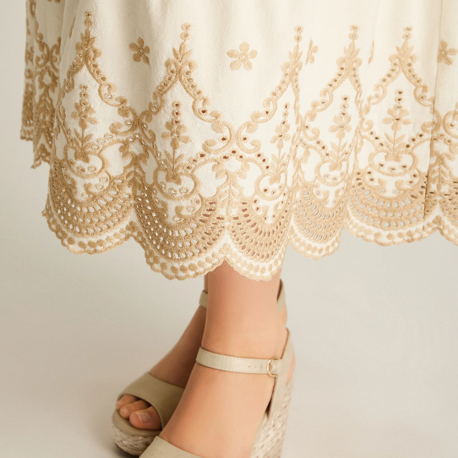 Vestido Midi Beige Con Broderie y Forro - Image 3