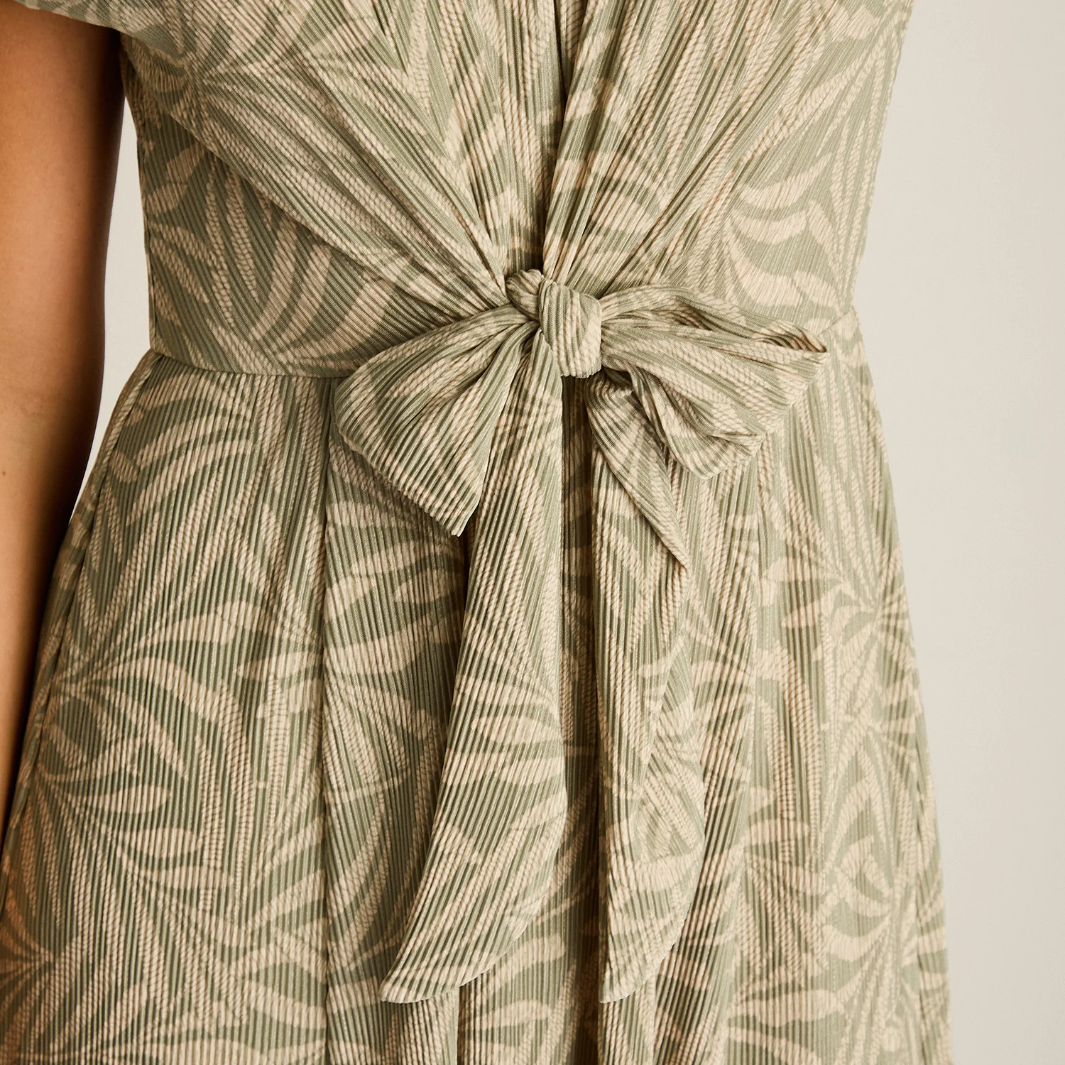 Vestido Midi Menta con Nudo Frontal y Estampado Geométrico - Image 3