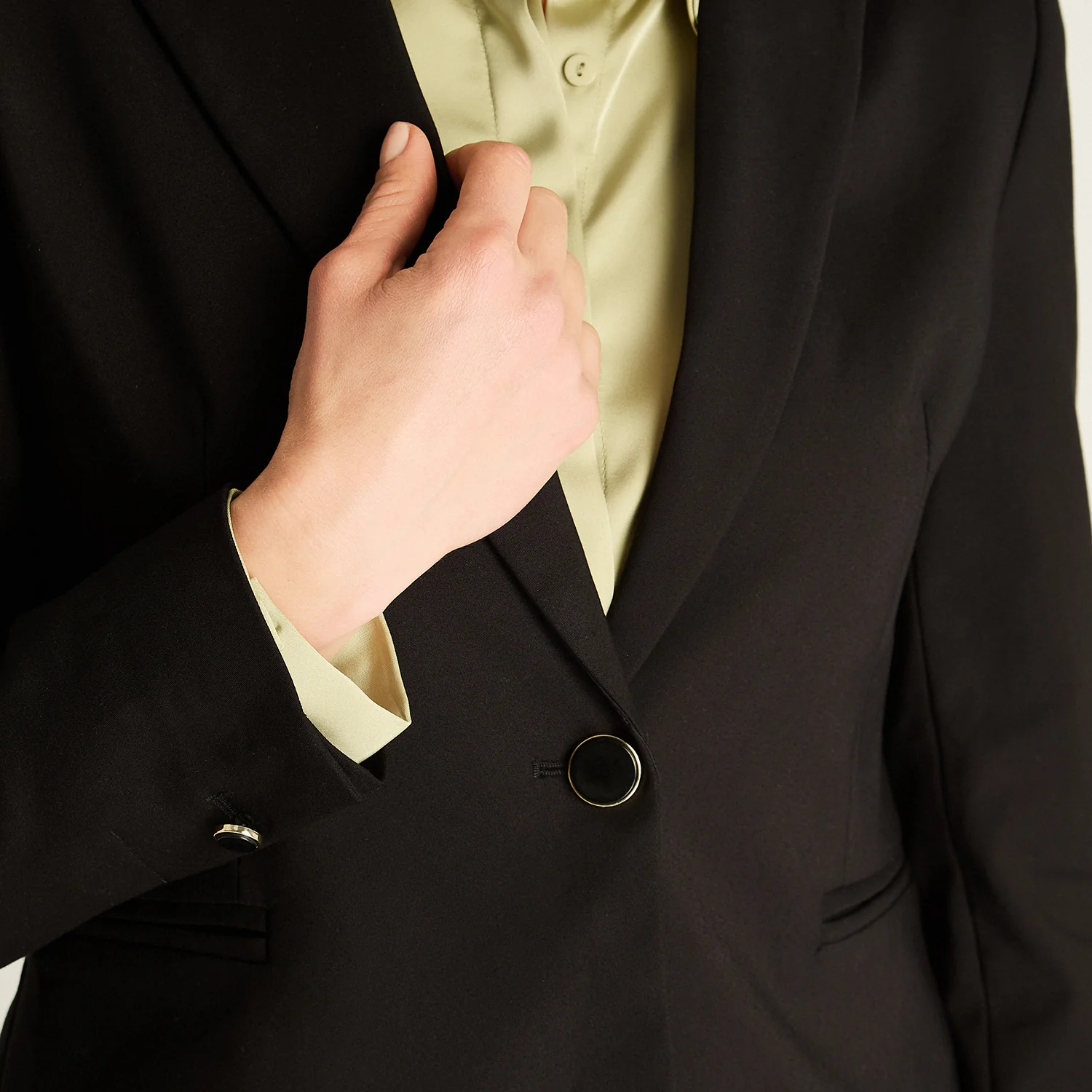 Blazer Negro de Corte Clásico - Image 3